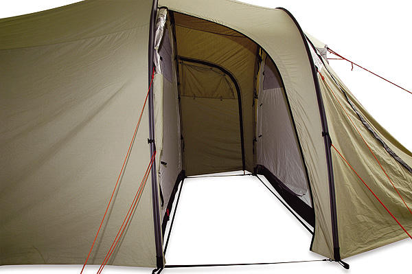 Туннельная палатка для семейного отдыха с просторным спальным отделением и тамбуром в полный рост. Tatonka Family Camp