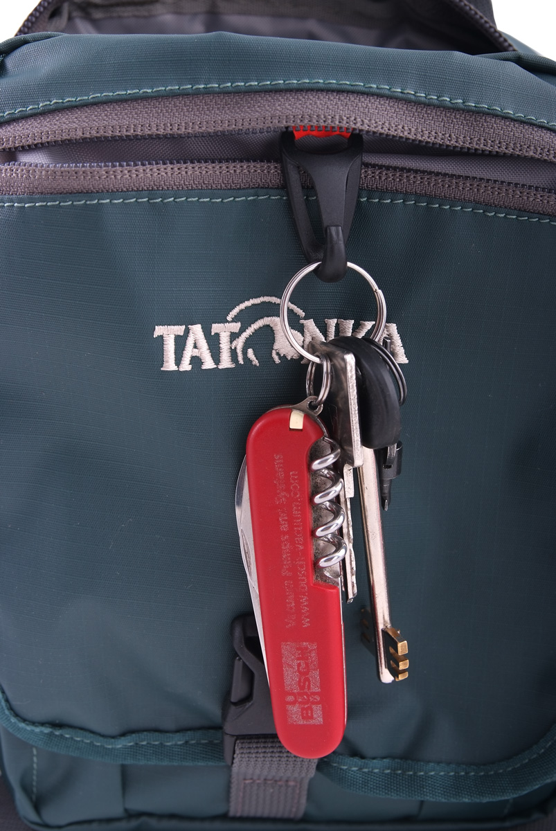 Универсальная вместительная дорожная сумочка из водоотталкивающей ткани. Tatonka Check In XT Clip